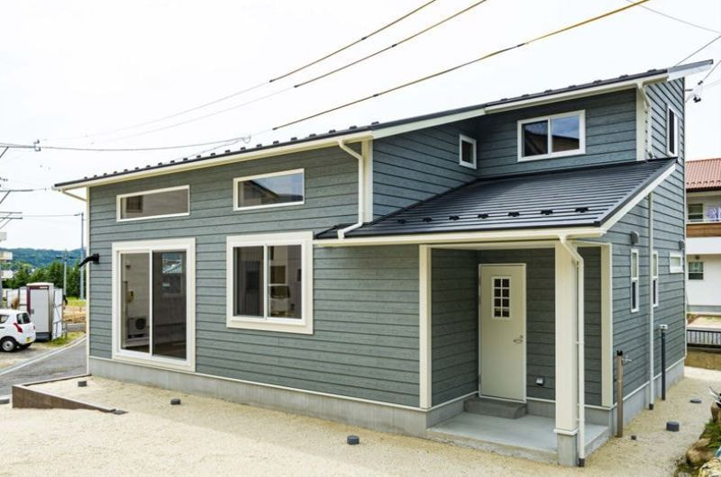 片流れ屋根が特徴の外観