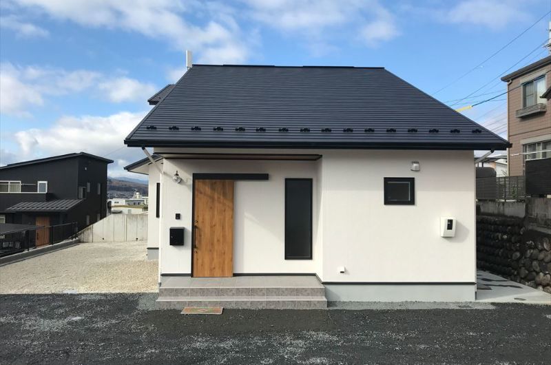 片流れ屋根が特徴の外観