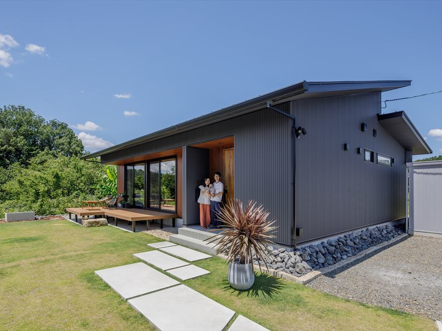 梁を見せた無垢のリビング